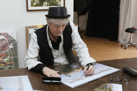 Jörg Düsterwald signiert seine Bodypainting-Kalender in Hameln