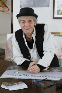Jörg Düsterwald signiert seine Bodypainting-Kalender in Hameln