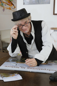 Jörg Düsterwald signiert seine Bodypainting-Kalender in Hameln