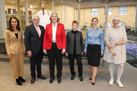 Fototermin mit dem neuen Präsidium des 20. Deutschen Bundestages in Berlin