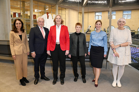 Fototermin mit dem neuen Präsidium des 20. Deutschen Bundestages in Berlin