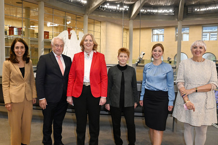 Fototermin mit dem neuen Präsidium des 20. Deutschen Bundestages in Berlin
