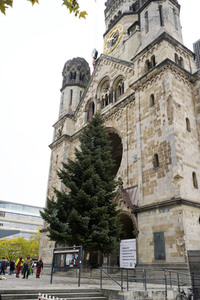 Weihnachtsbaumaufstellung auf dem Breitscheidplatz in Berlin