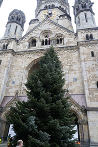 Weihnachtsbaumaufstellung auf dem Breitscheidplatz in Berlin