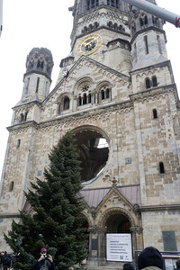 Weihnachtsbaumaufstellung auf dem Breitscheidplatz in Berlin