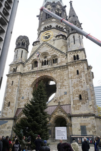 Weihnachtsbaumaufstellung auf dem Breitscheidplatz in Berlin