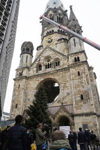 Weihnachtsbaumaufstellung auf dem Breitscheidplatz in Berlin
