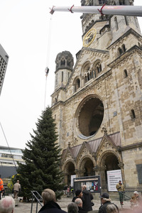 Weihnachtsbaumaufstellung auf dem Breitscheidplatz in Berlin