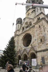 Weihnachtsbaumaufstellung auf dem Breitscheidplatz in Berlin