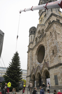 Weihnachtsbaumaufstellung auf dem Breitscheidplatz in Berlin