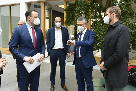 Pressekonferenz zu Auffrischimpfungen gegen Corona in Berlin