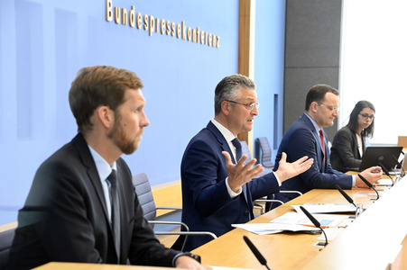 Pressekonferenz zu Auffrischimpfungen gegen Corona in Berlin