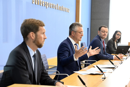 Pressekonferenz zu Auffrischimpfungen gegen Corona in Berlin