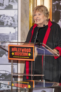 Signierstunde 'Dear Bob: Bob Hope's Wartime Correspondence with the G.I.s of World War II' in Los Angeles
