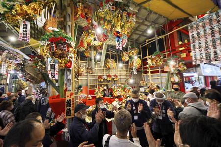 Tori-no-ichi Fest in Tokio