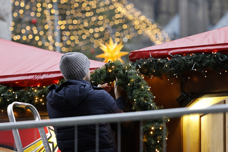 Weihnachtsmarktaufbau in Köln