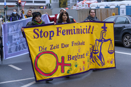 Demo zum Tag gegen Gewalt an Frauen in Düsseldorf