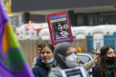 Demo zum Tag gegen Gewalt an Frauen in Düsseldorf
