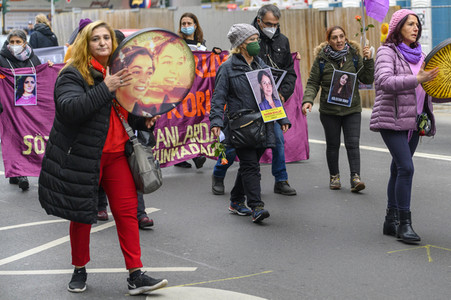 Demo zum Tag gegen Gewalt an Frauen in Düsseldorf
