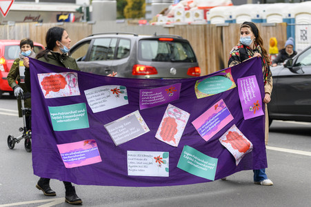 Demo zum Tag gegen Gewalt an Frauen in Düsseldorf