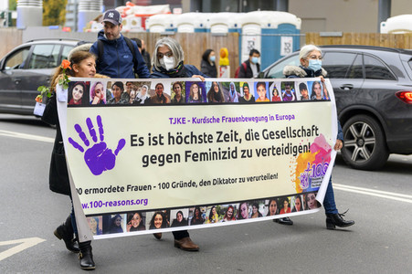 Demo zum Tag gegen Gewalt an Frauen in Düsseldorf