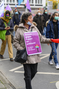 Demo zum Tag gegen Gewalt an Frauen in Düsseldorf