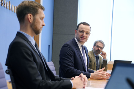 Pressekonferenz zum Impfen mit Moderna und BioNTech in Berlin