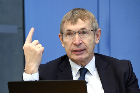 Pressekonferenz zum Impfen mit Moderna und BioNTech in Berlin