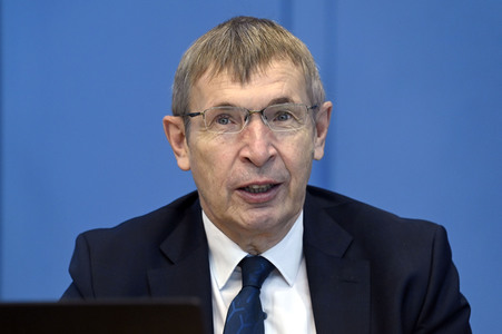 Pressekonferenz zum Impfen mit Moderna und BioNTech in Berlin