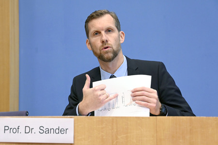 Pressekonferenz zum Impfen mit Moderna und BioNTech in Berlin