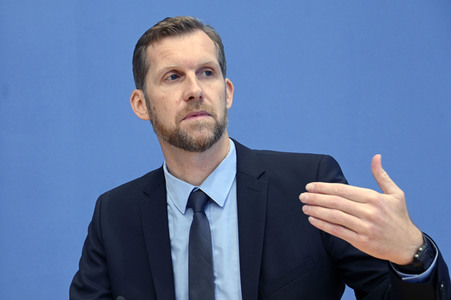 Pressekonferenz zum Impfen mit Moderna und BioNTech in Berlin