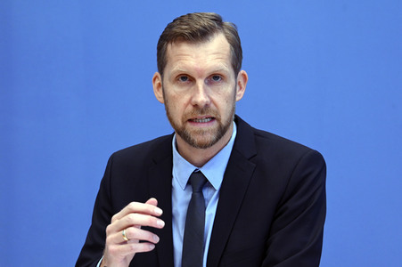 Pressekonferenz zum Impfen mit Moderna und BioNTech in Berlin