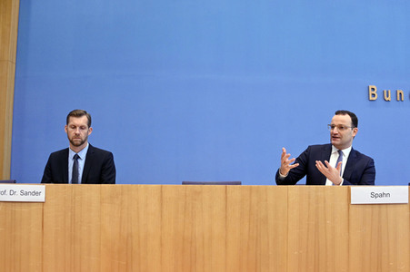 Pressekonferenz zum Impfen mit Moderna und BioNTech in Berlin
