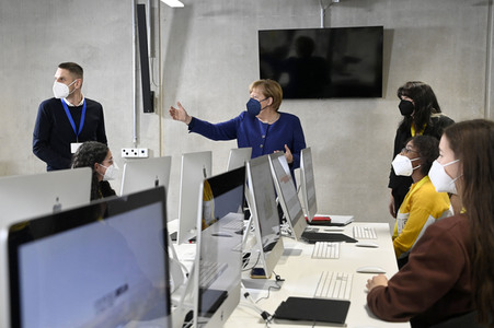 Angela Merkel besucht das TUMO Lernzentrum in Berlin