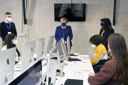 Angela Merkel besucht das TUMO Lernzentrum in Berlin
