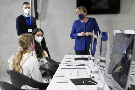 Angela Merkel besucht das TUMO Lernzentrum in Berlin