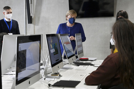 Angela Merkel besucht das TUMO Lernzentrum in Berlin