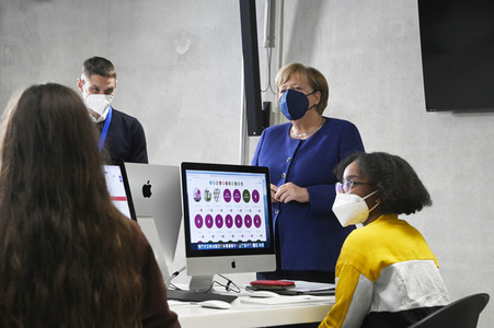 Angela Merkel besucht das TUMO Lernzentrum in Berlin