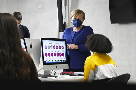 Angela Merkel besucht das TUMO Lernzentrum in Berlin