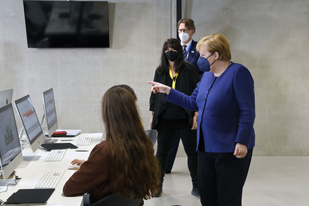 Angela Merkel besucht das TUMO Lernzentrum in Berlin
