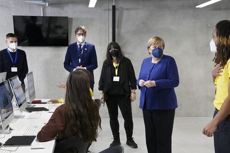 Angela Merkel besucht das TUMO Lernzentrum in Berlin