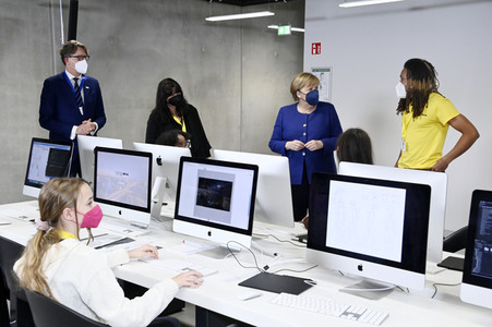 Angela Merkel besucht das TUMO Lernzentrum in Berlin