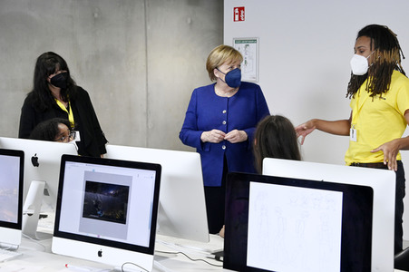 Angela Merkel besucht das TUMO Lernzentrum in Berlin
