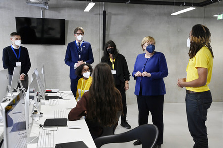 Angela Merkel besucht das TUMO Lernzentrum in Berlin