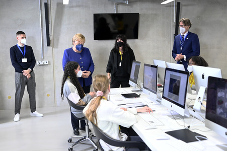 Angela Merkel besucht das TUMO Lernzentrum in Berlin