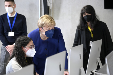 Angela Merkel besucht das TUMO Lernzentrum in Berlin
