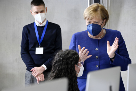 Angela Merkel besucht das TUMO Lernzentrum in Berlin