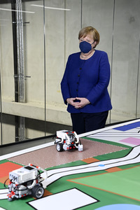 Angela Merkel besucht das TUMO Lernzentrum in Berlin
