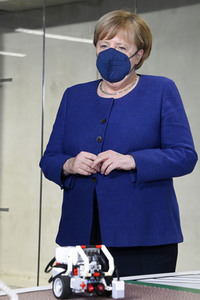 Angela Merkel besucht das TUMO Lernzentrum in Berlin