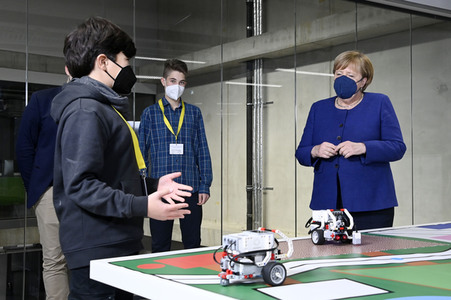Angela Merkel besucht das TUMO Lernzentrum in Berlin